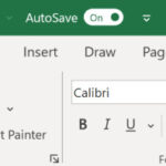 Chọn thẻ File trên thanh công cụ Excel để bắt đầu quá trình lưu