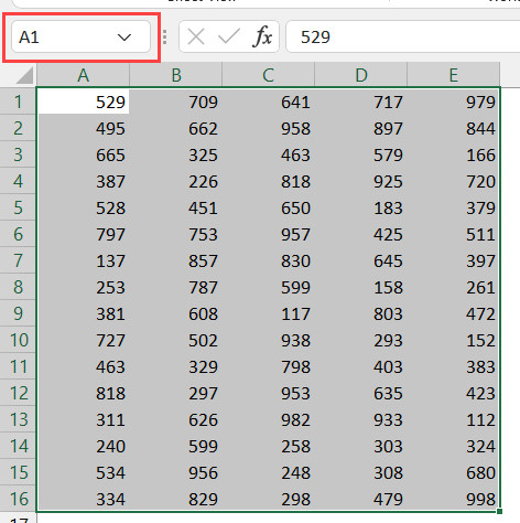 Địa chỉ của ô đang hoạt động hiển thị trong Name Box bên cạnh thanh công thức