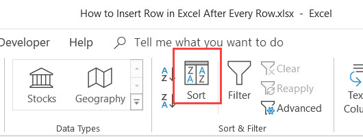 Nhấn vào biểu tượng Sort trong nhóm công cụ Data