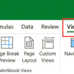 Thẻ View trên thanh công cụ Excel dùng để kích hoạt tính năng chia màn hình